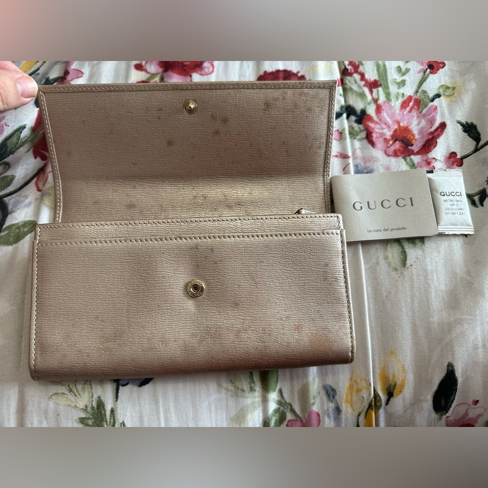 Authentic Gucci Lovely Heart Gold Wallet. - Picture 2 of 14